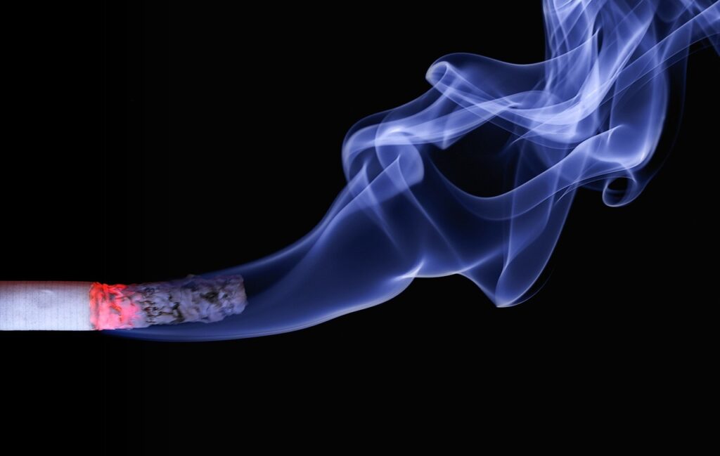 Fumer la cigarette ou le cannabis en logement ou en copropriété : impacts juridiques